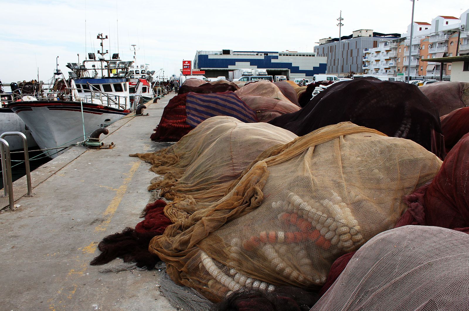 Las redes se acumulan en el puerto pesquero de Punta Umbría.