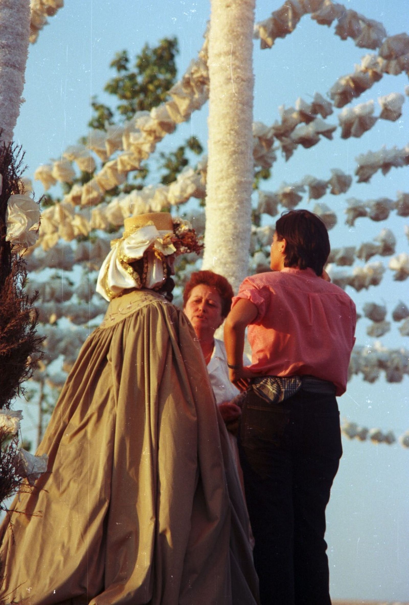 Las camaristas de la Virgen le colocan el guardapolvo antes de adentrarse en el Camino de los Llanos en 1998.