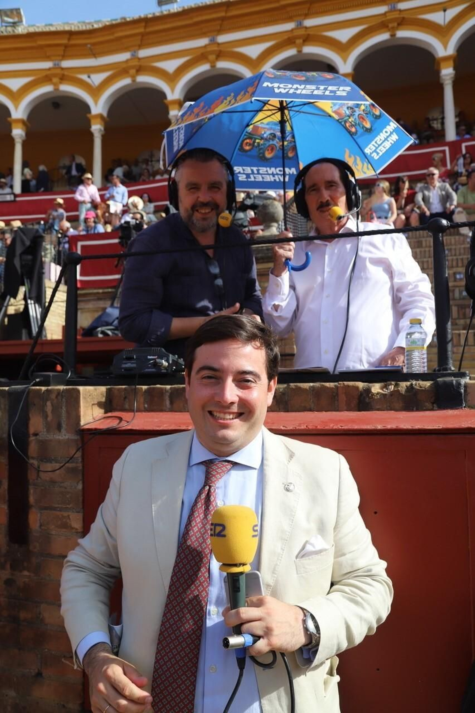 José Manuel Peña 'Peñita'.  Tras él,  Paco García y Manolo Molés