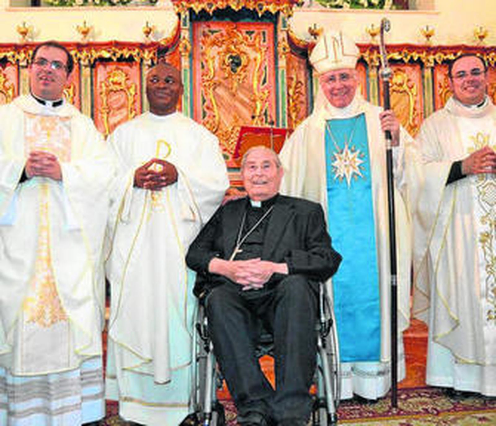 Los tres nuevos sacerdotes junto a José Vilaplana e Ignacio Noguer.