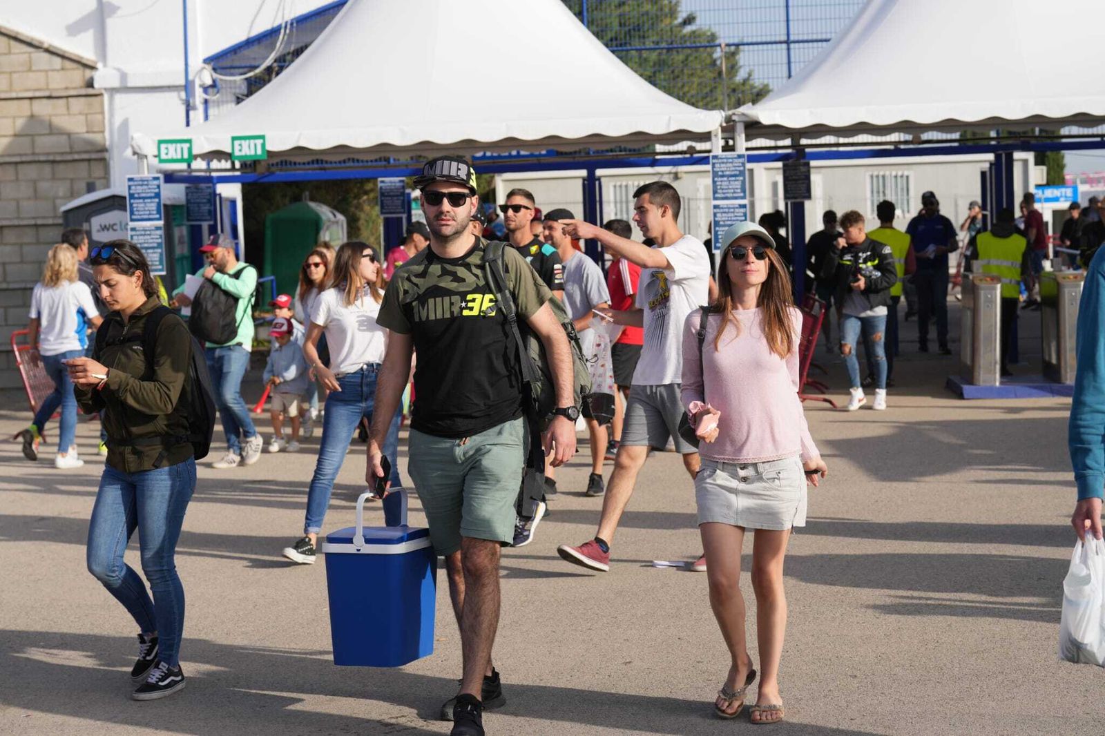 Neveras, cerveza muy fría y sombrillas para combatir al calor en el Gran Premio de España en Jerez