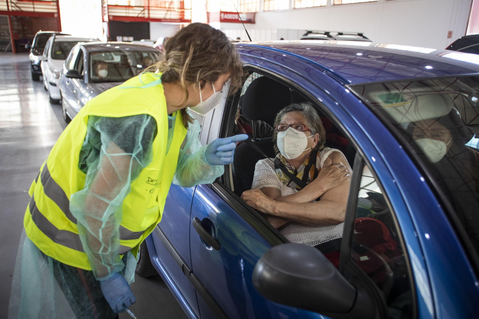 Fotos: colas en la vuelta a la vacunación masiva en Granada