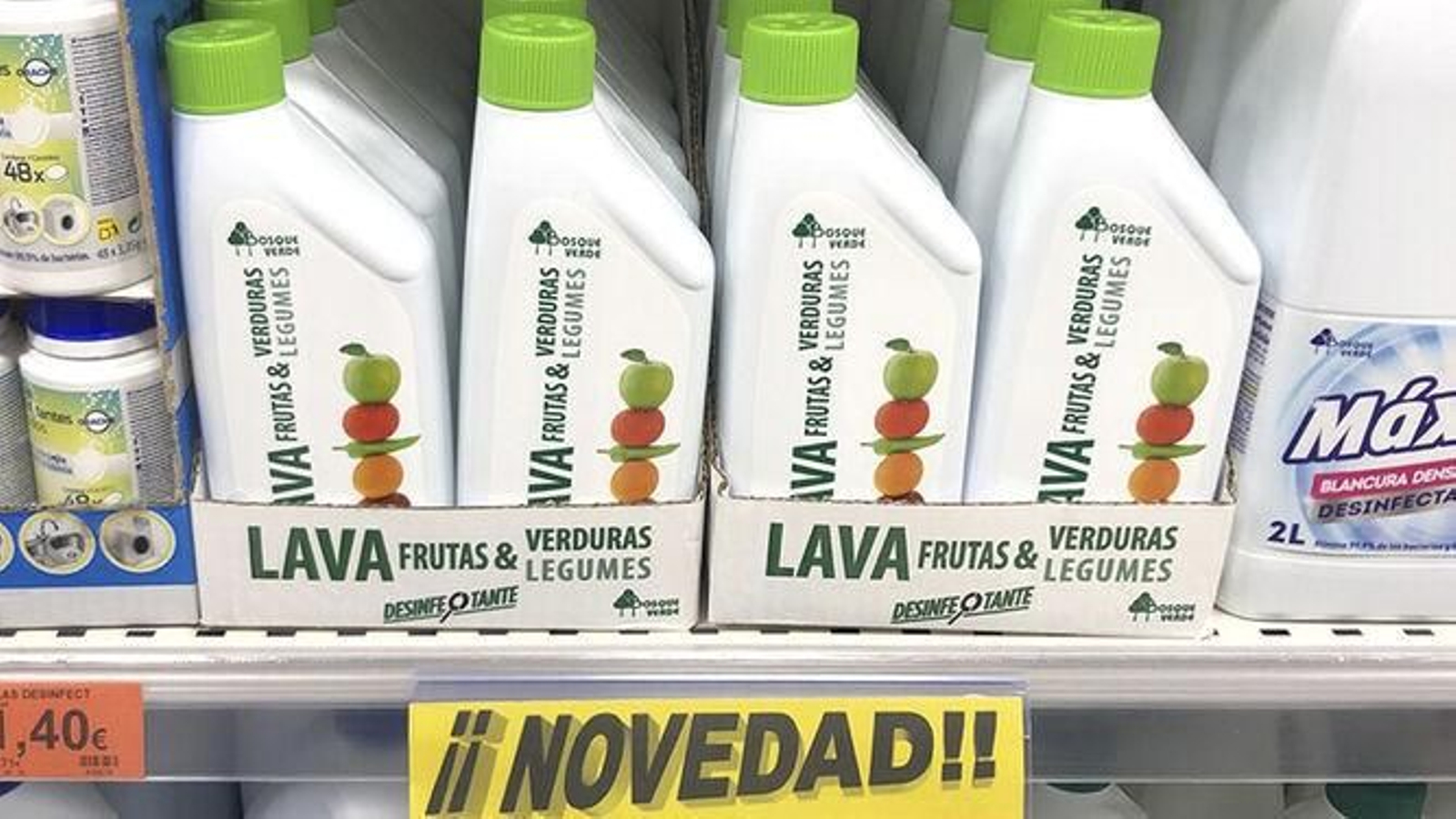 Estantería de Mercadona con un producto de su marca blanca de limpieza