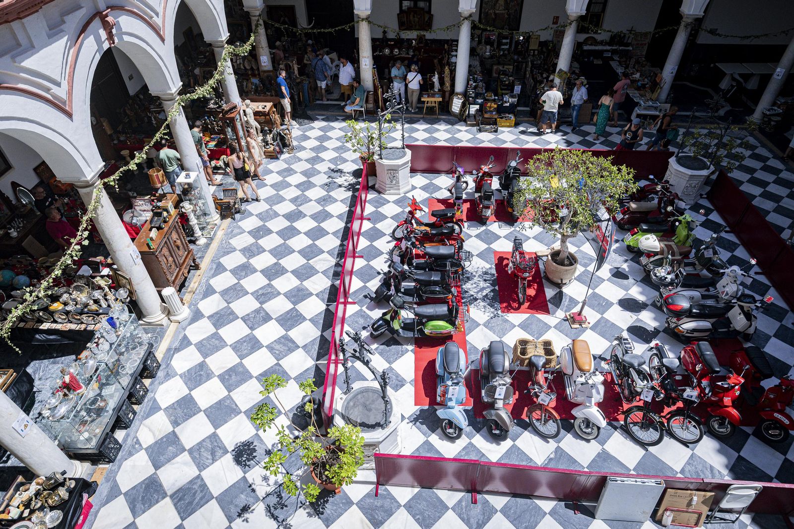 Imágenes del curioso mercadillo de antigüedades en el convento de Santo Domingo en Cádiz