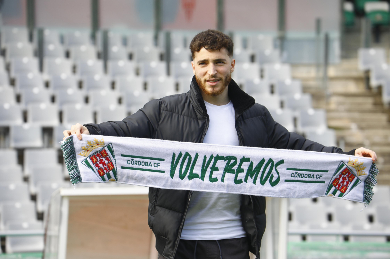 Armando Shashua posa con una bufanda del Córdoba CF.