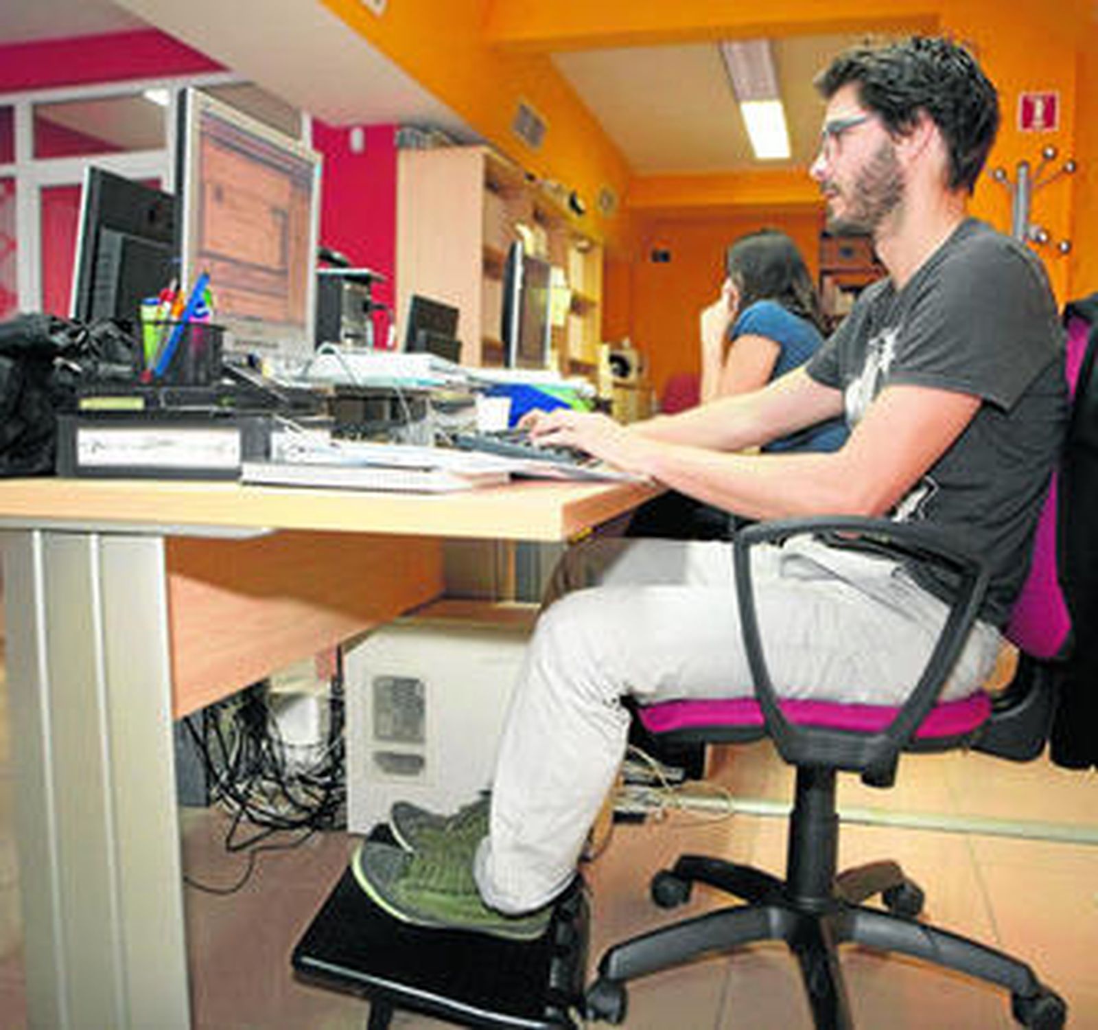 La silla debe sujetar la espalda en la misma postura en la que la columna está al estar de pie.