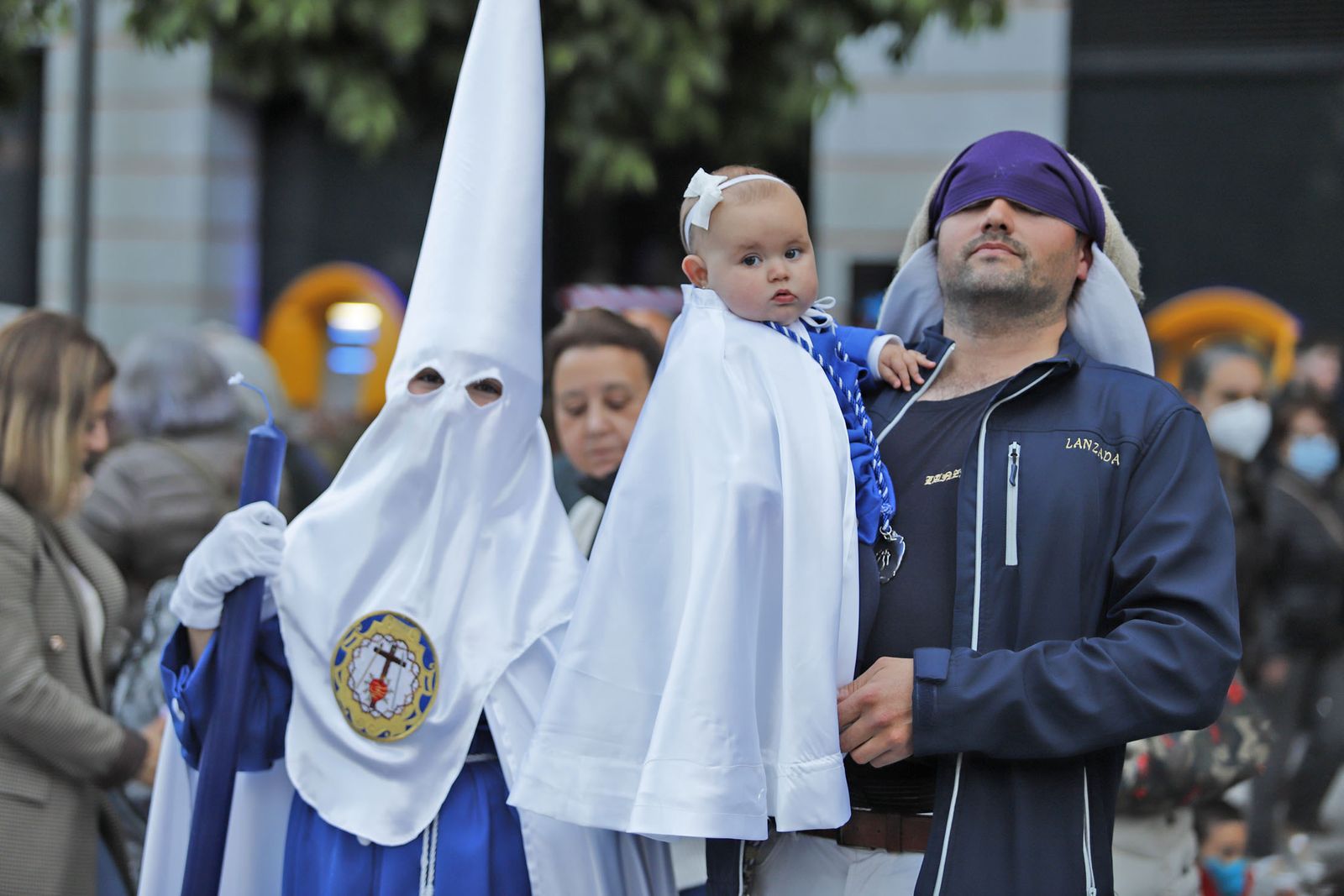 La Hermandad de la Sagrada Lanzada hace su estación de penitencia por las calles de Huelva