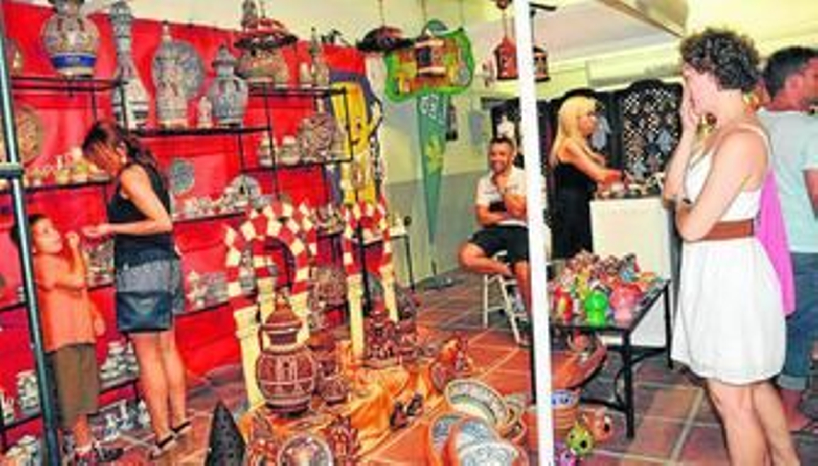 Uno de los expositores participantes, con piezas policromadas.