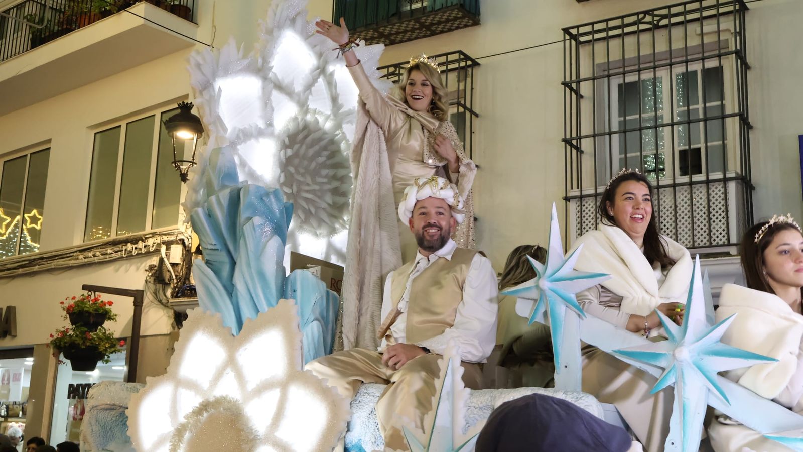 La Estrella saluda a la gente que llenaba las calles.