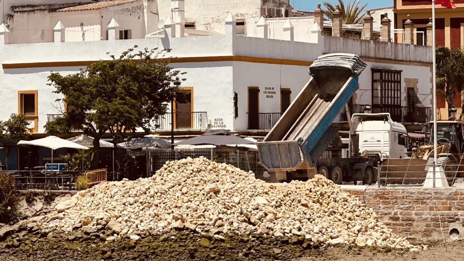 Una de las camionadas para la construcción de la zapata de la pasarela.