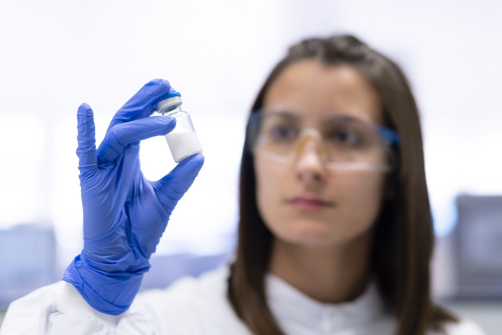 Una científica con una dosis de la vacuna de Hipra.