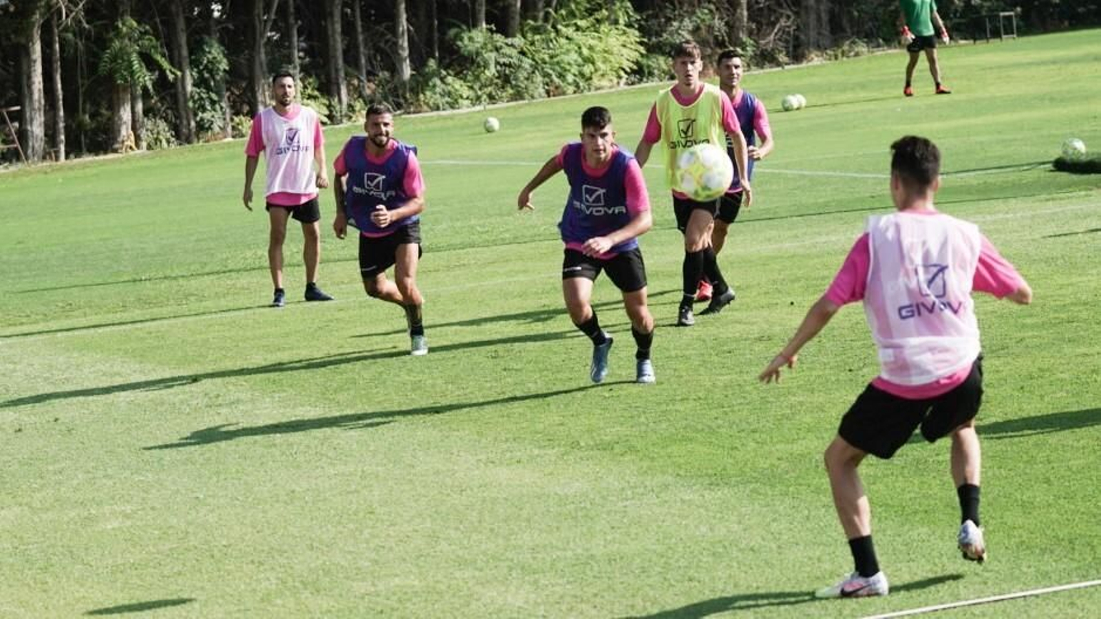 Iván Navarro golpea el balón en un rondo en el entrenamiento del Córdoba CF.