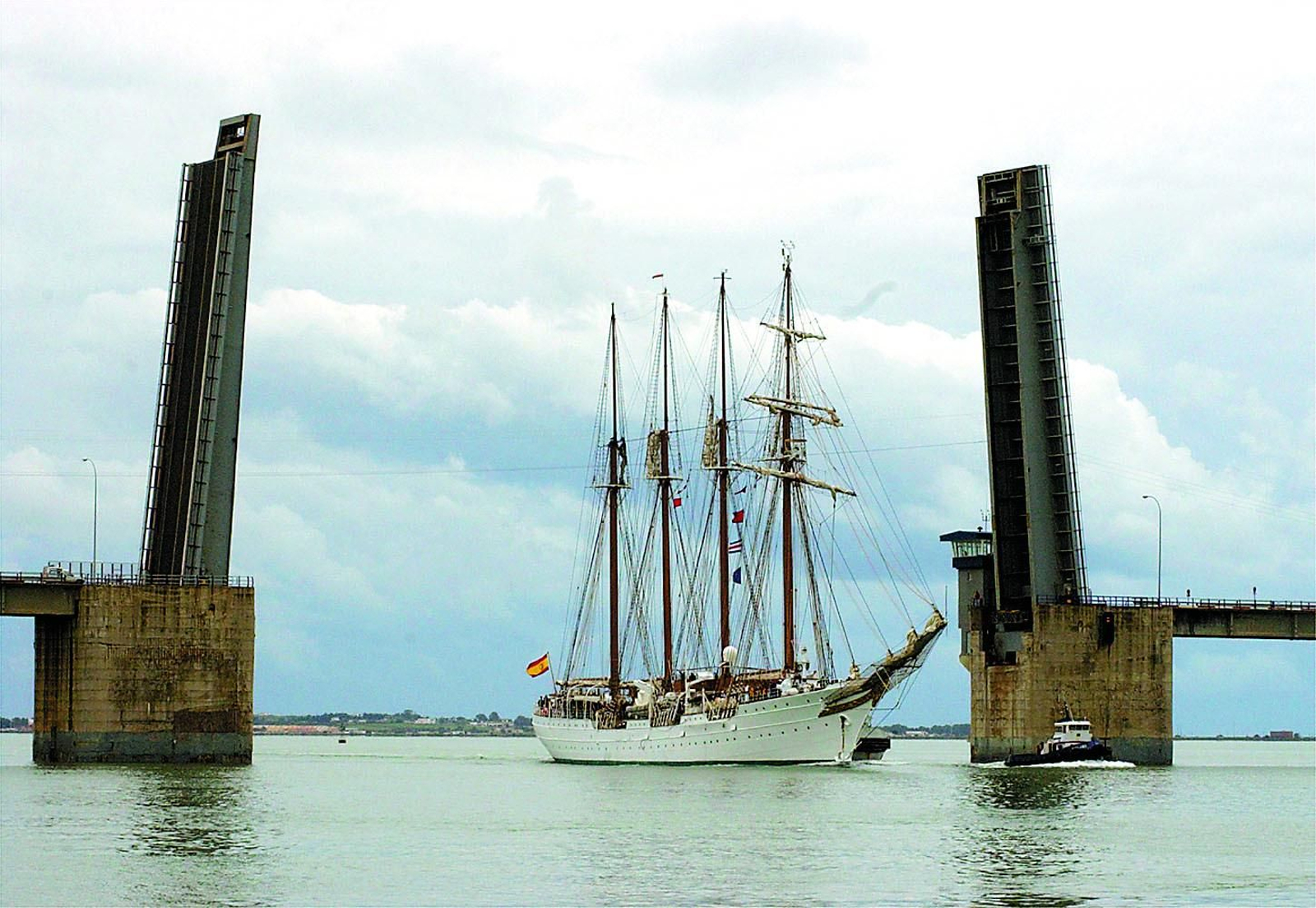Imagen de archivo de uno de los históricos momentos del paso del Elcano por el puente José Leónd de Carranza