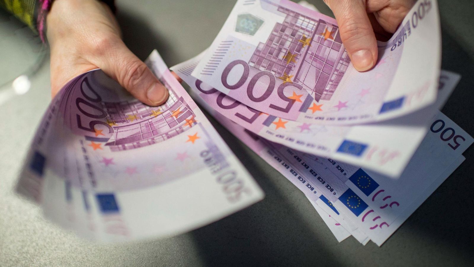 Una persona con billetes | Imagen de archivo