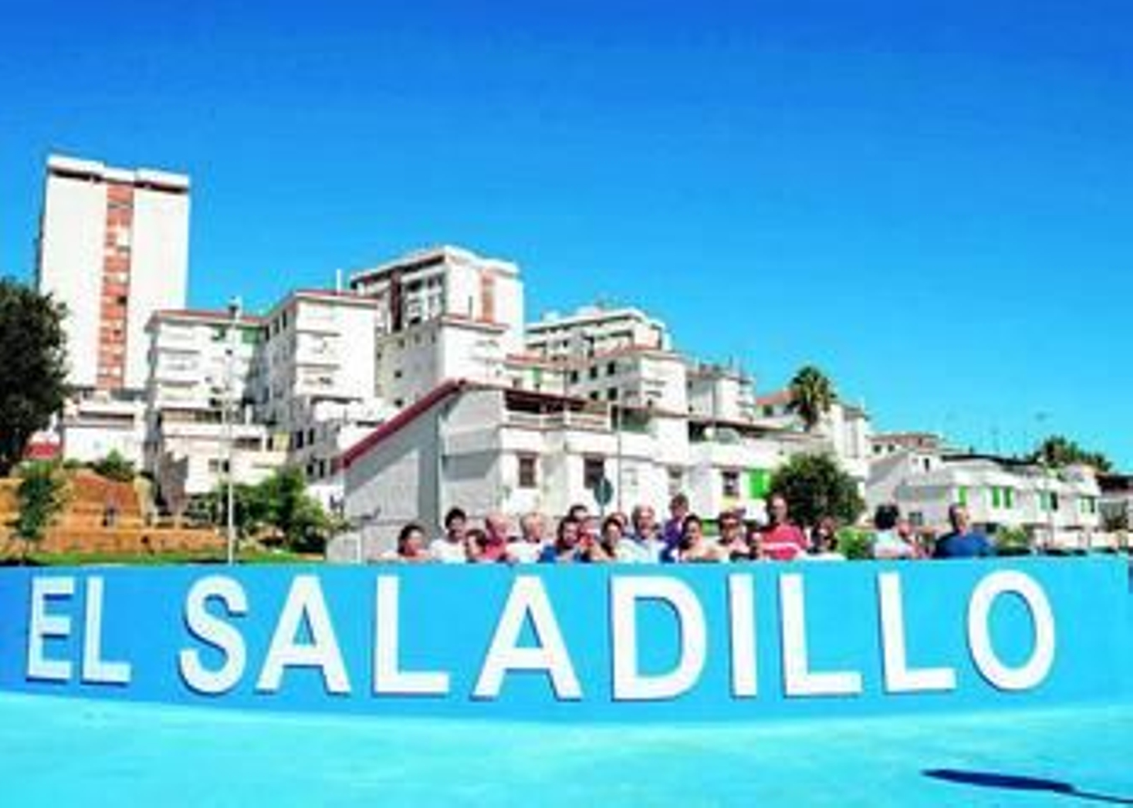 El alcalde, junto a concejales y vecinos detrás de las letras que ya adornan la rotonda.