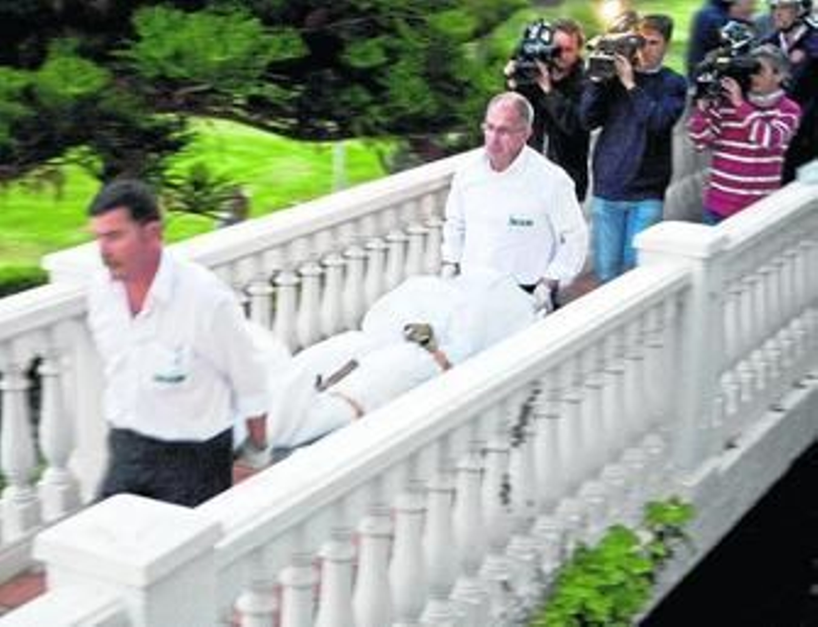 Personal del servicio funerario traslada el cuerpo de uno de los ancianos fallecidos.