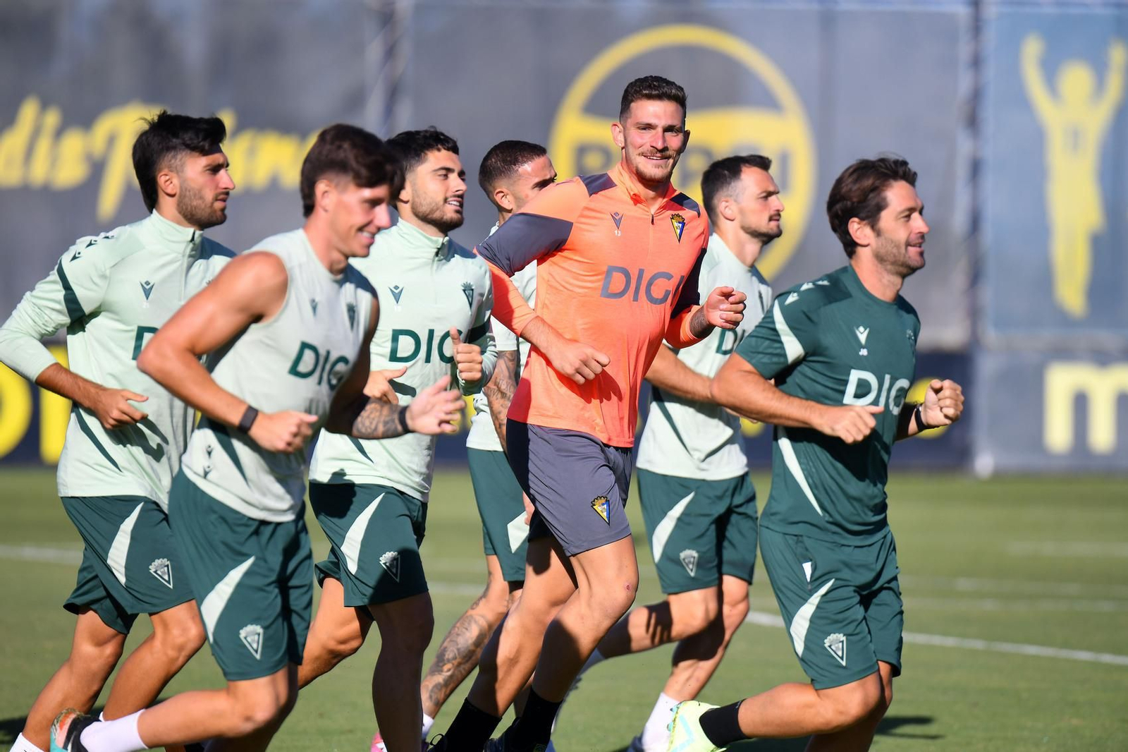Jugadores del Cádiz en un entrenamiento.