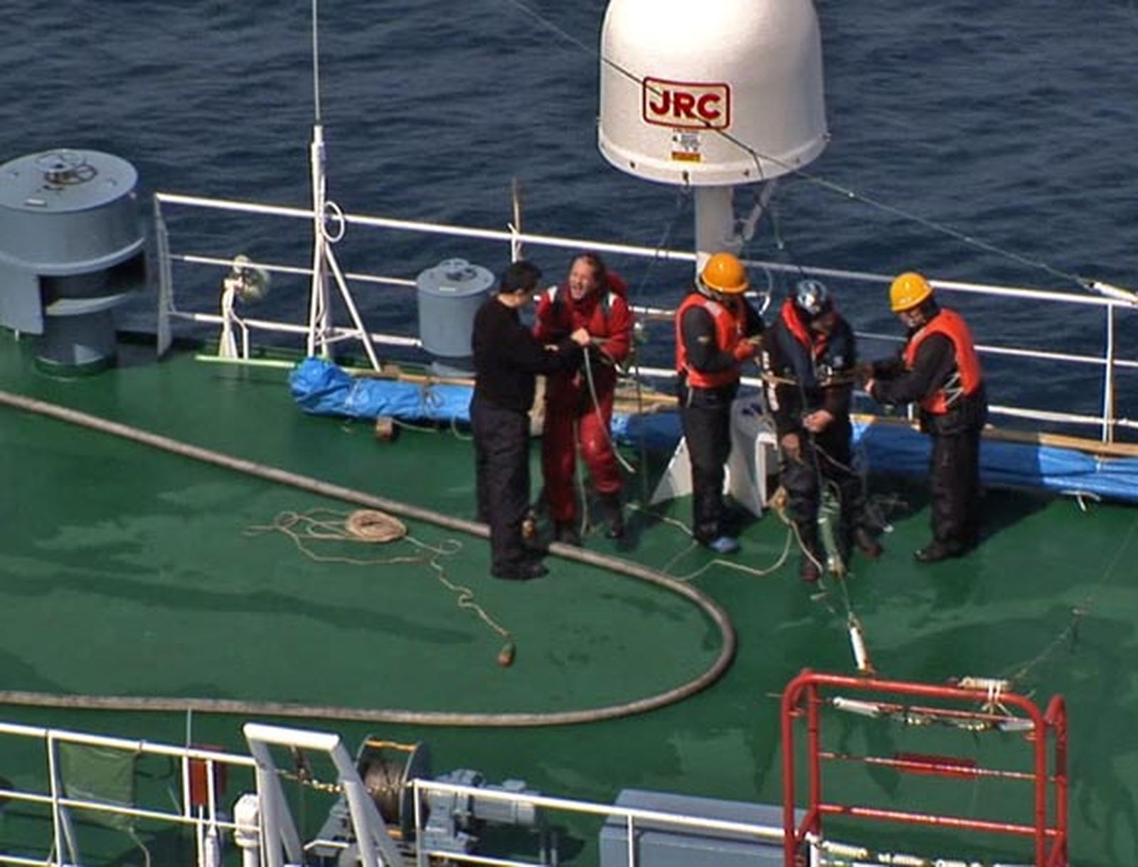 Liberan a los dos ecologistas retenidos por balleneros japoneses