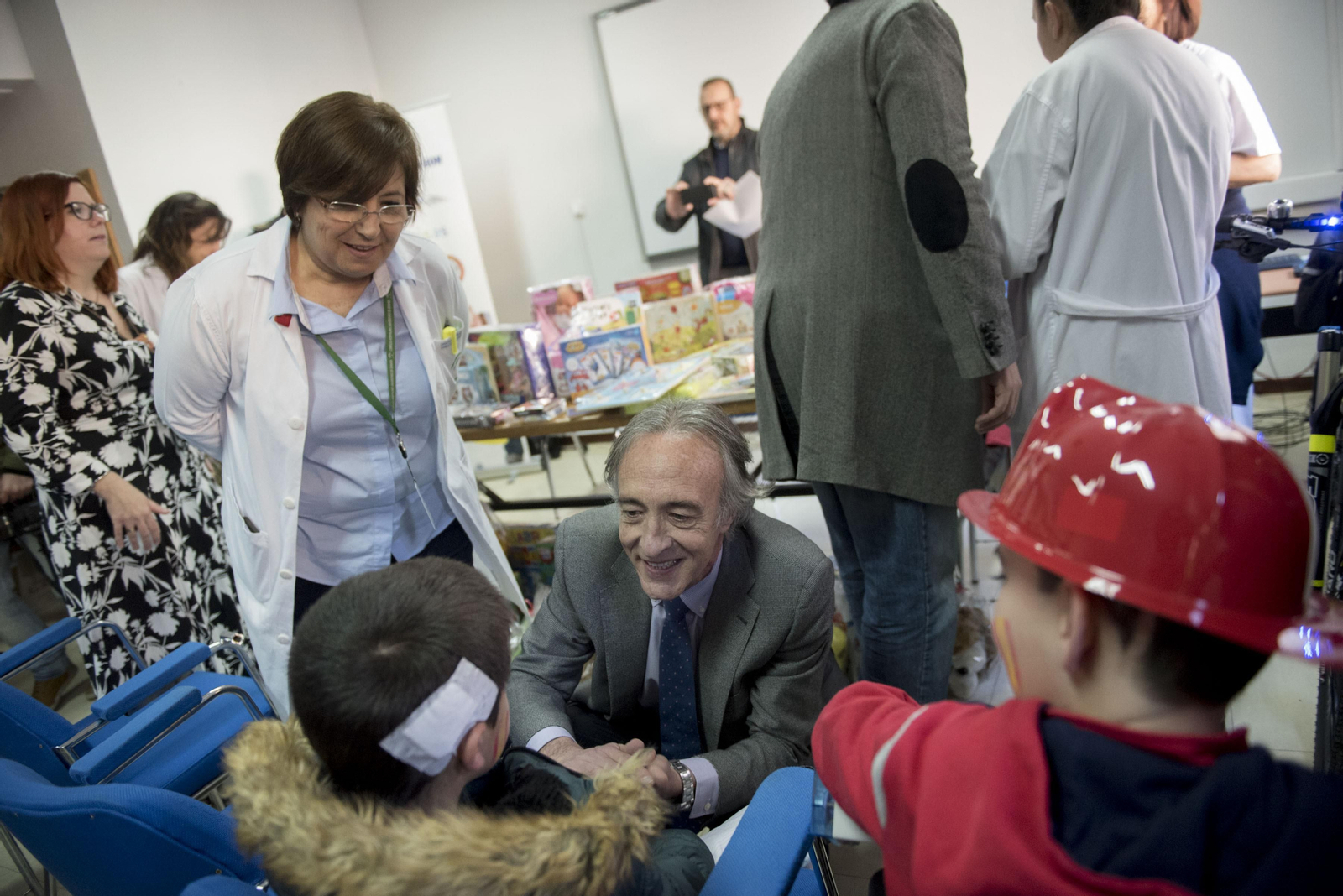 Las Fuerzas de Seguridad visitan a los menores ingresados en el Hospital Materno Infantil