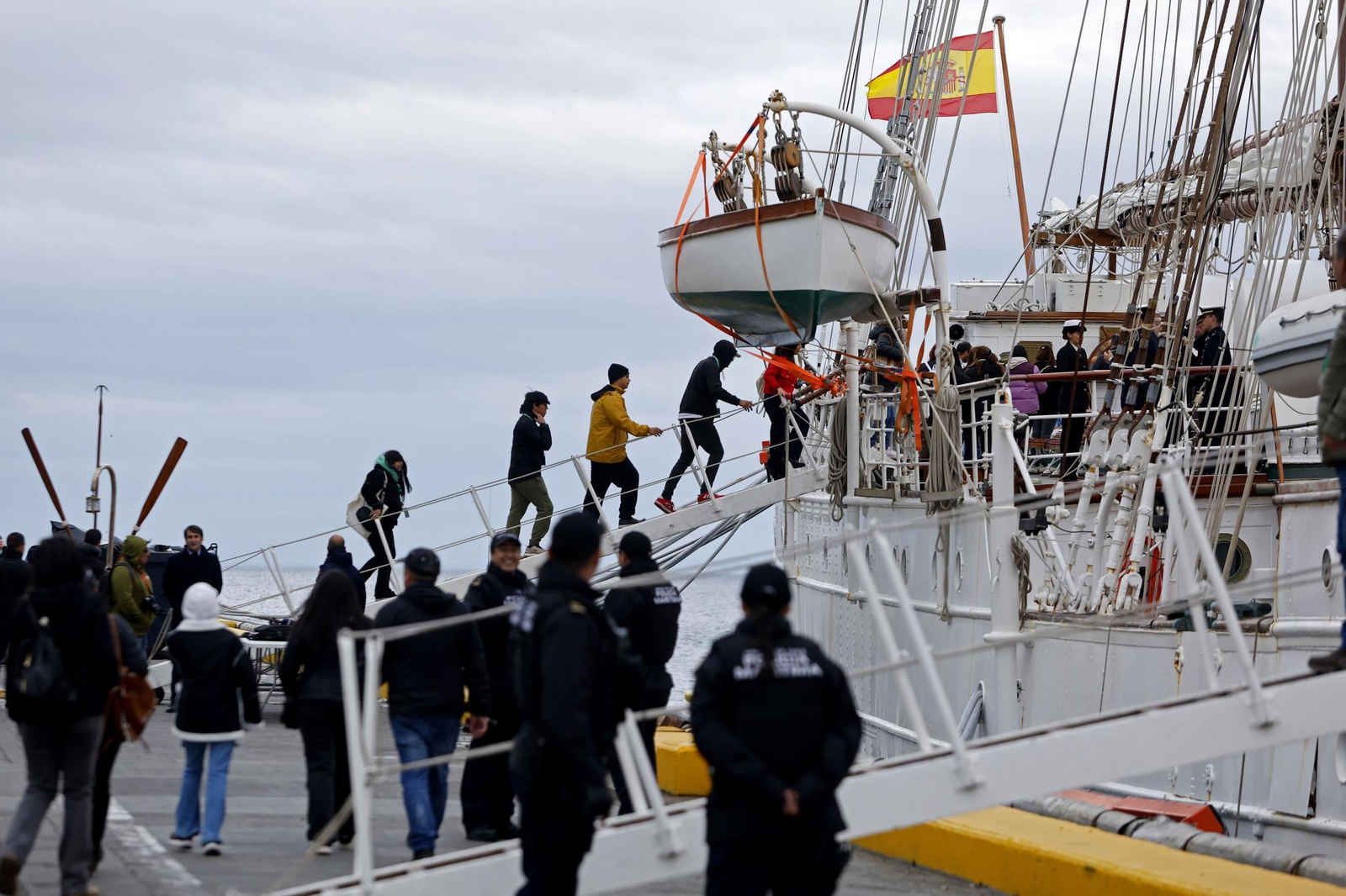 Las imágenes del rencuentro de la reina Letizia y la Princesa Leonor en el atraque del 'Elcano' en Panamá