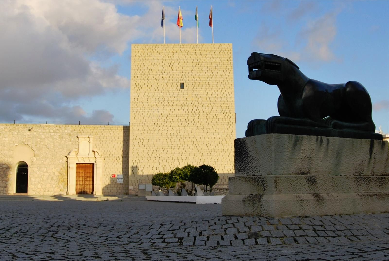Plaza Palacio de Baena con el Castillo de la Almedina al fondo.