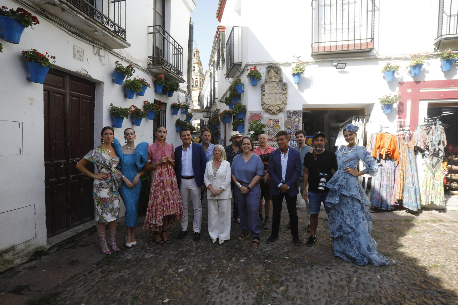 La calleja de las Flores de Córdoba se llena de moda y joyas, en imágenes