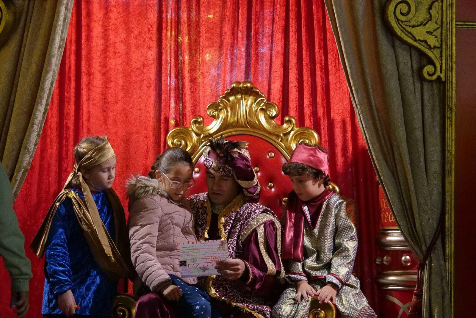 El cartero real, recogiendo las cartas de los más pequeños.