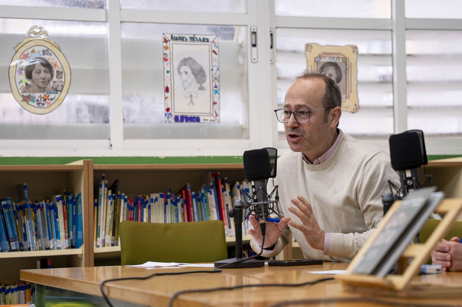 Las imágenes del estreno de la radio escolar 'Onda Alberti' y su primer programa dedicado a la ciencia