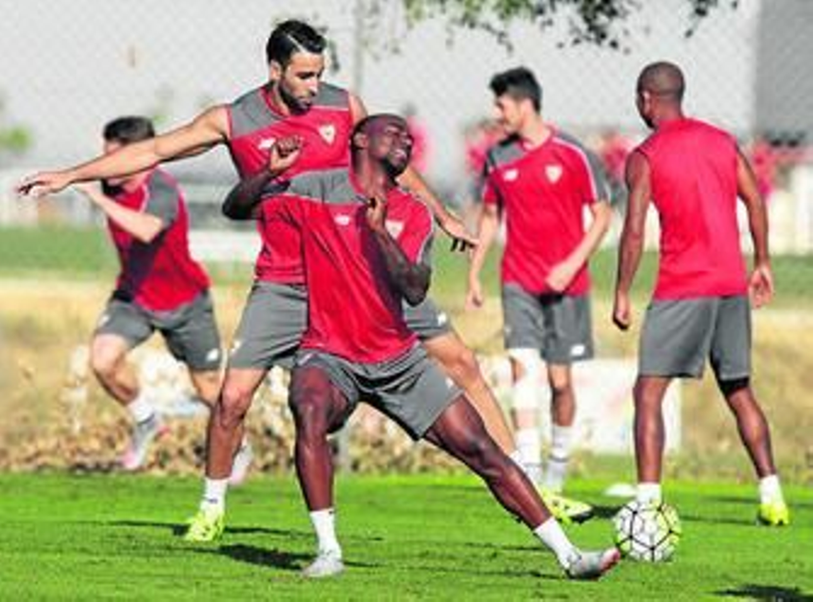 Kakuta realiza un extraño gesto junto a Rami en un entrenamiento de la pasada semana.