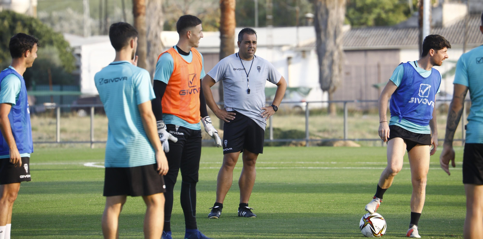 Germán Crespo sigue atento un entrenamiento en la Ciudad Deportiva.