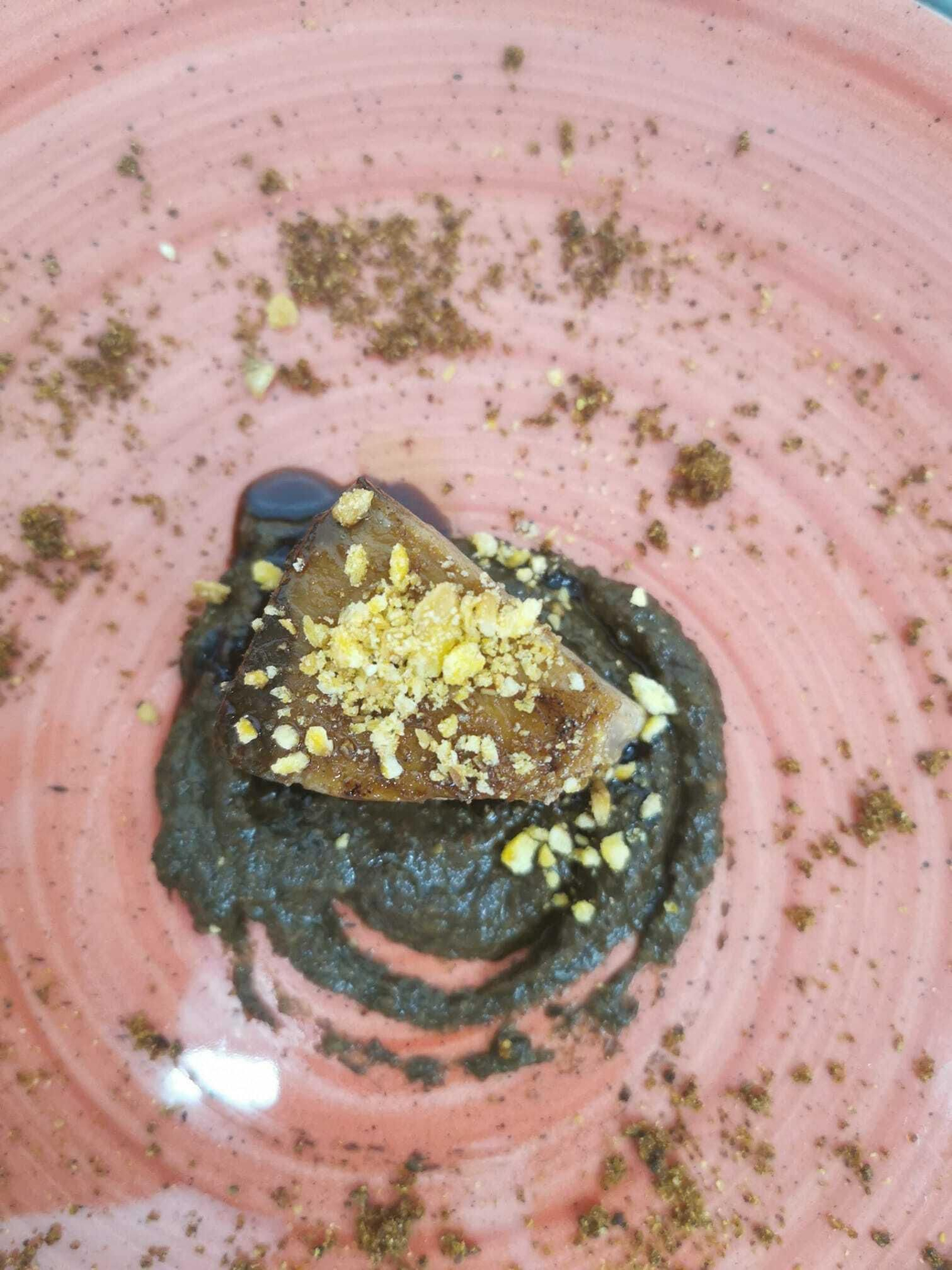 Melva de La Antilla, hecha con soplete, bajo cama de fondo de pescado con trompetita de la Muerte y salsa de soja y miel de tomillo, con kikos molidos y tierra de higos