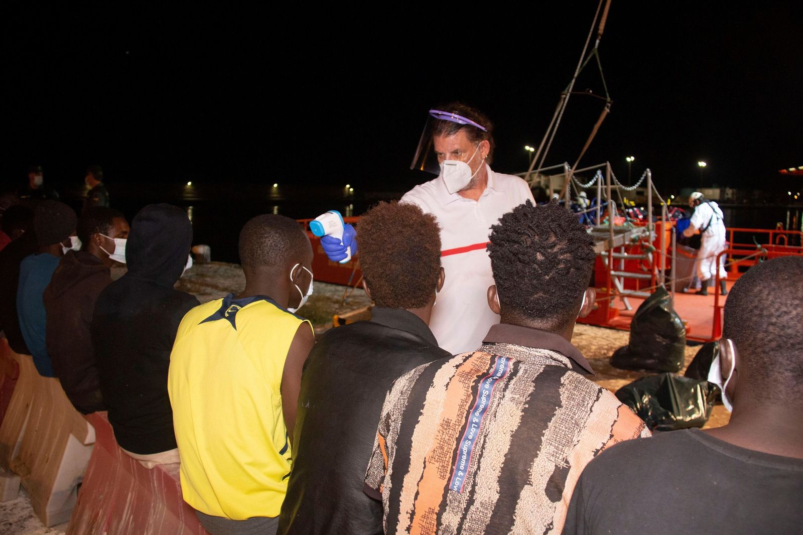 Atención en el puerto de Motril de un grupo de personas rescatadas por Salvamento Marítimo.