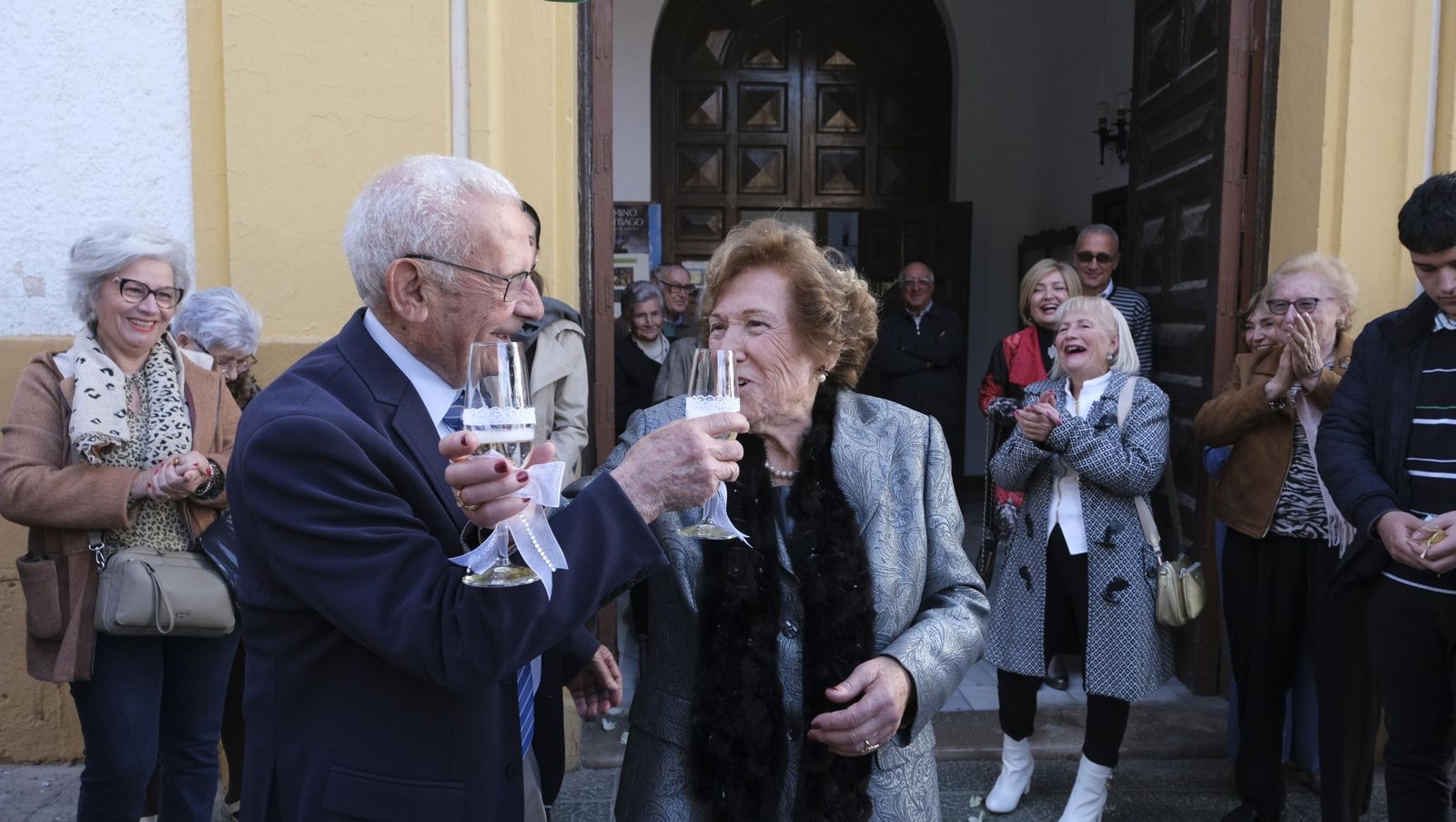 Brindis por 75 años de amor de Carmen y Roque, en imágenes