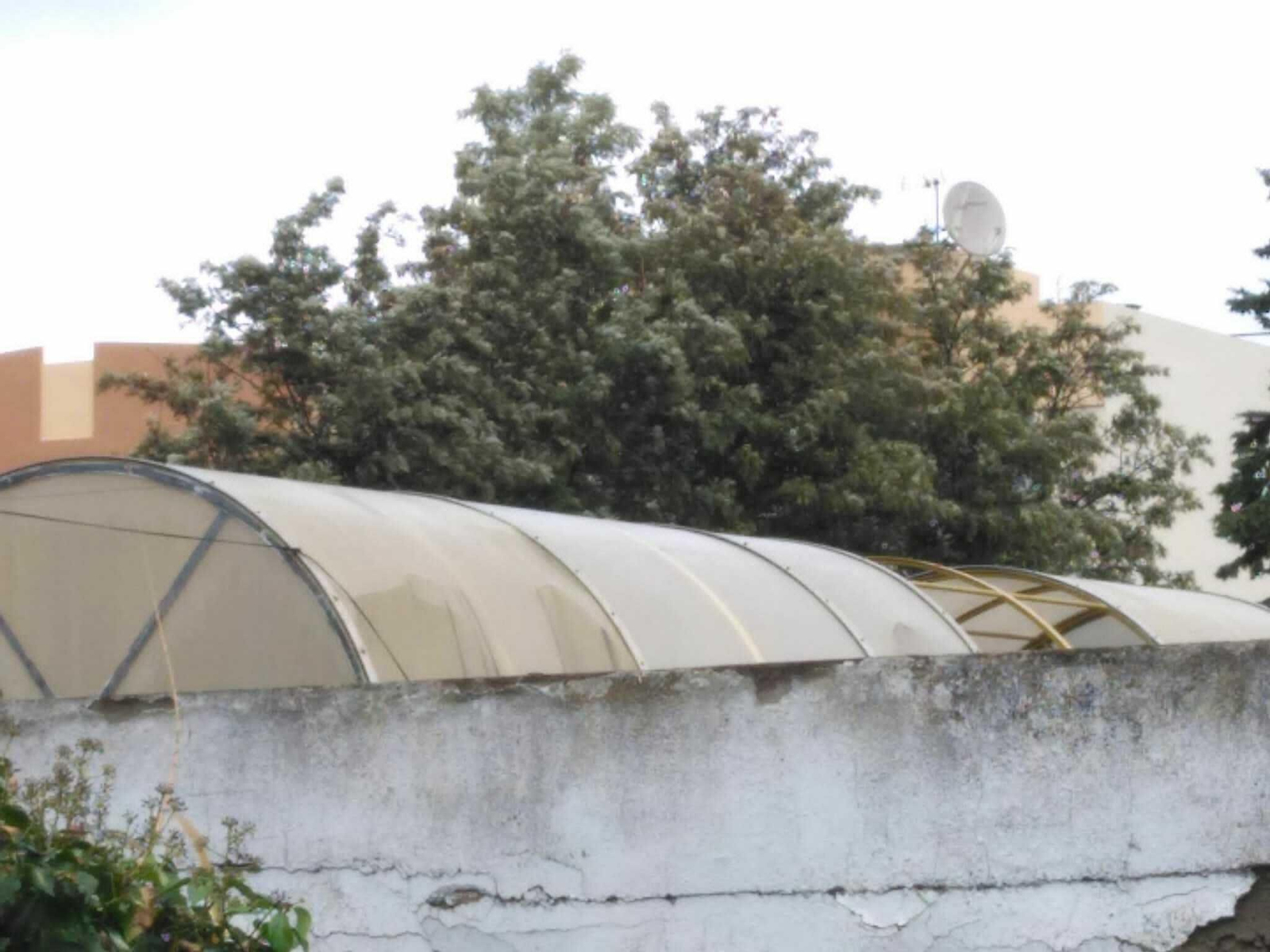 Un detalle de las dos planchas de la claraboya que salieron volando el viernes, durante el temporal.