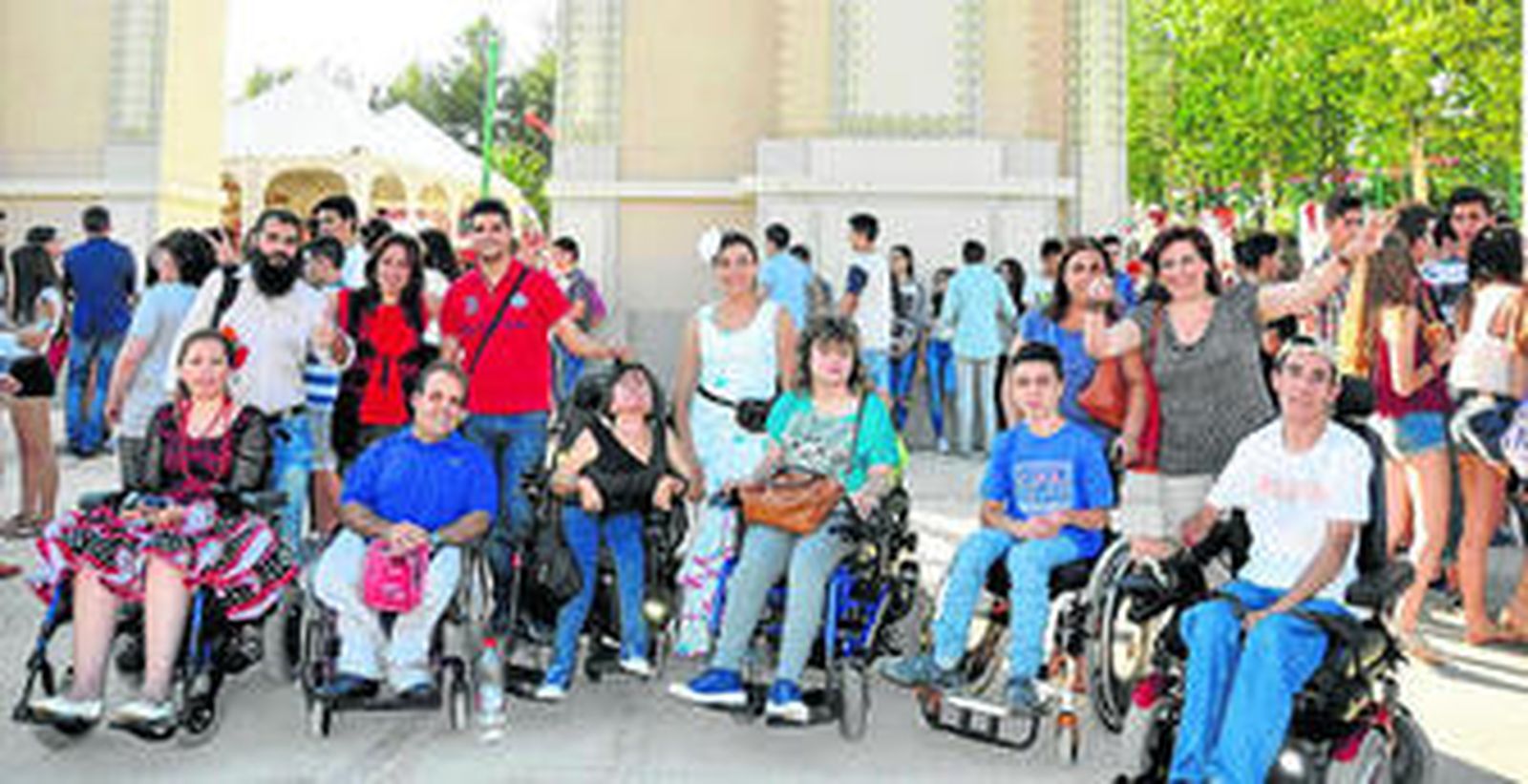 Personas en silla de ruedas se sumaron a este paseo para analizar la accesibilidad del recinto.