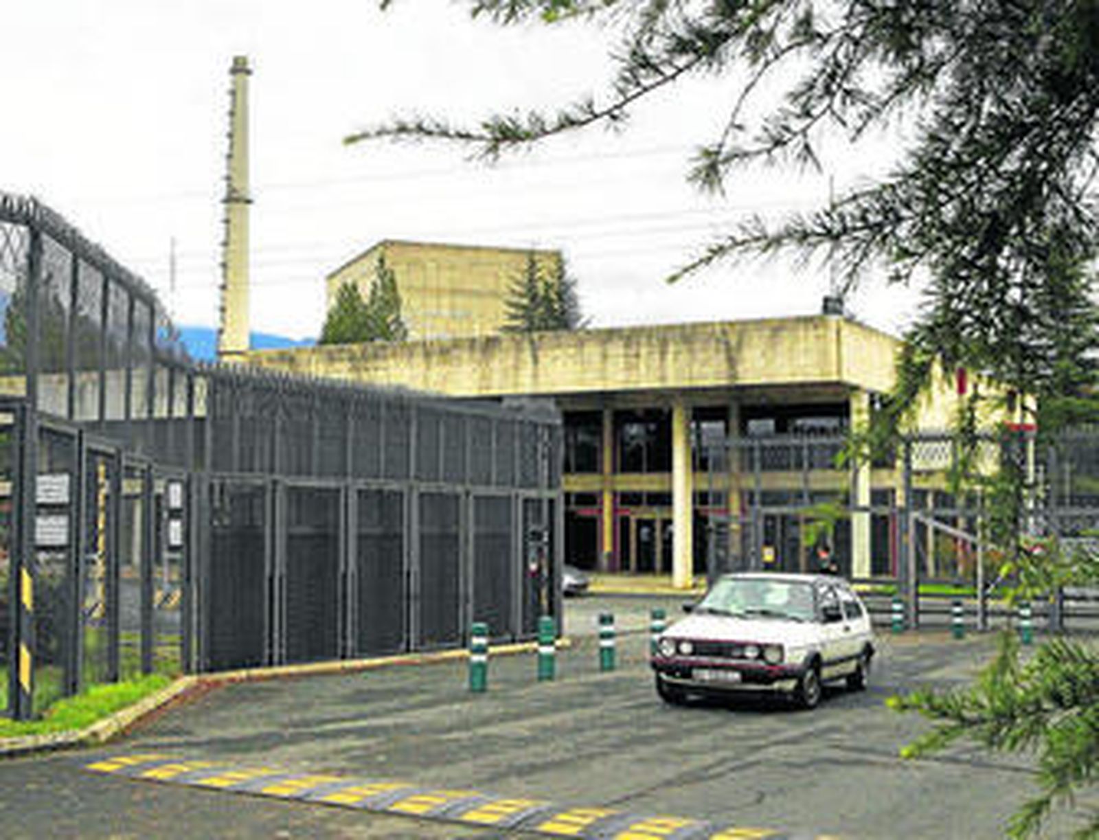 Fachada de la central nuclear de Santa María de Garoña, en el norte de Burgos.