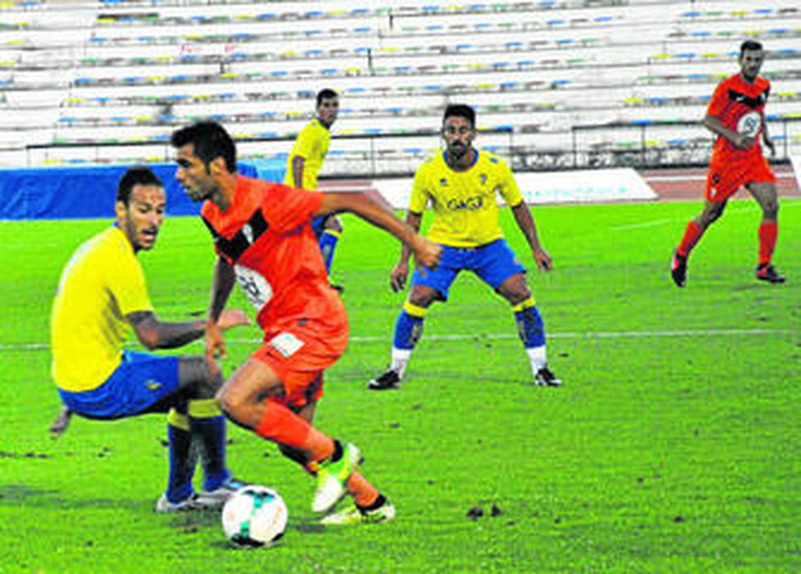 Iago Bouzón se zafa de la presión de un jugador cadista.