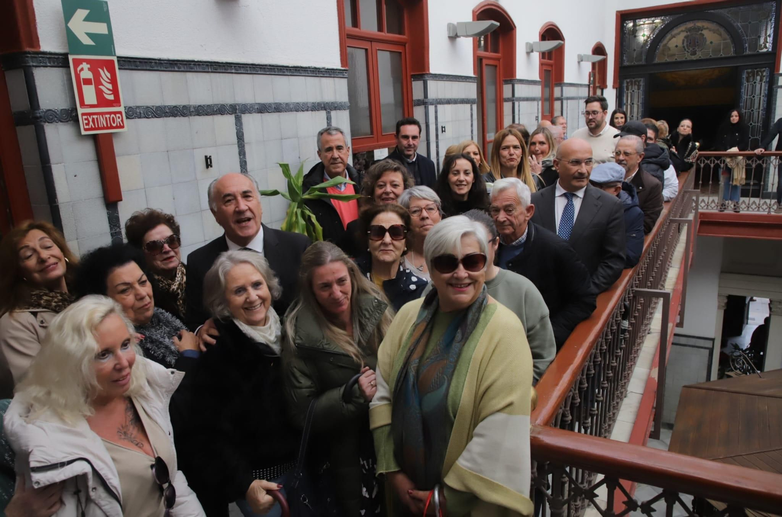 José Ignacio Landaluce entra sonriente en el salón de Plenos, arropado por simpatizantes y con sus concejales del PP formando un muro de apoyo a su espalda.