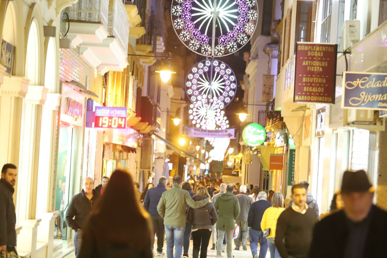 Numerosas personas recorren el centro de la ciudad ayer con los comercios abiertos.