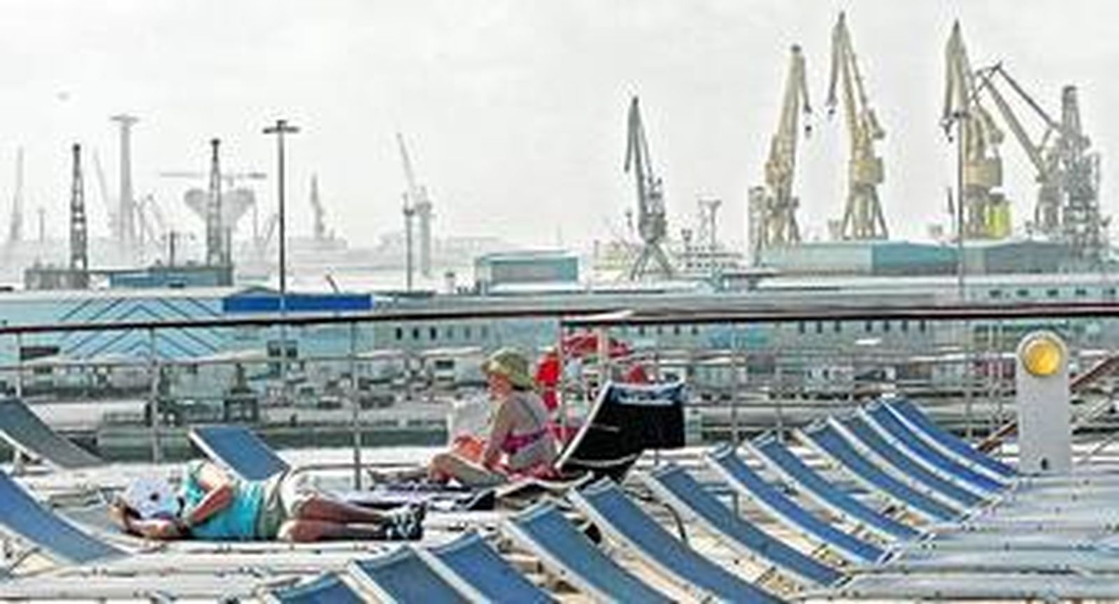 1. Pocos pasajeros optaron por no bajar ayer del barco. 2. El Grand Voyager compartió ayer puerto con uno de los Aida 3. Teresa Rivera, hermana de Paquirri, embarcó ayer en el que será el primer crucero de su vida