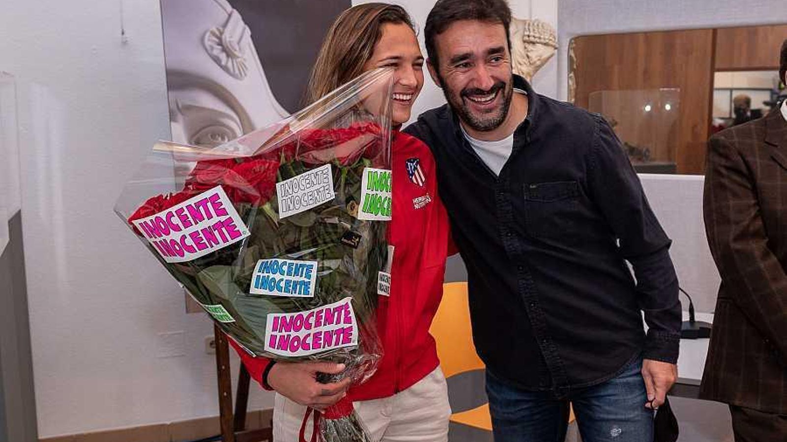 Juanma Castaño entrega el tradicional ramo de flores a la futbolista Deyna Castellanos tras sufrir la correspondiente 'inocentada'.