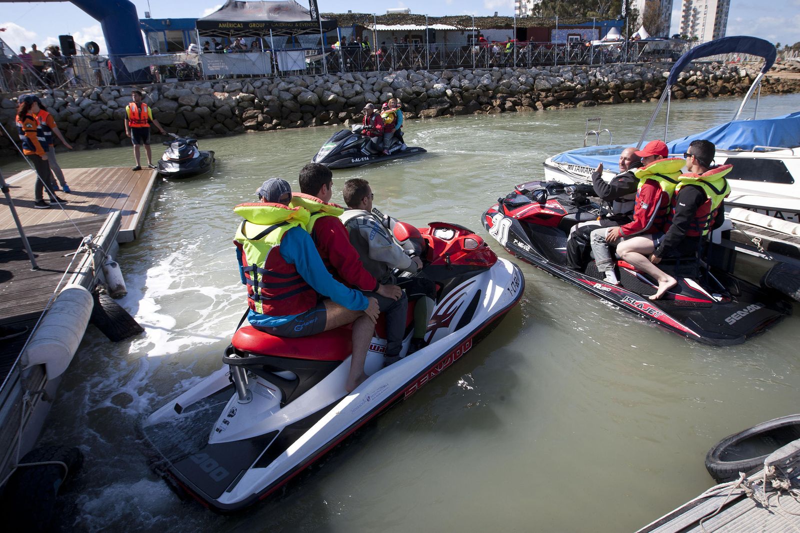 Usuarios de Afanas en motos de agua, durante las primeras jornadas solidarias.