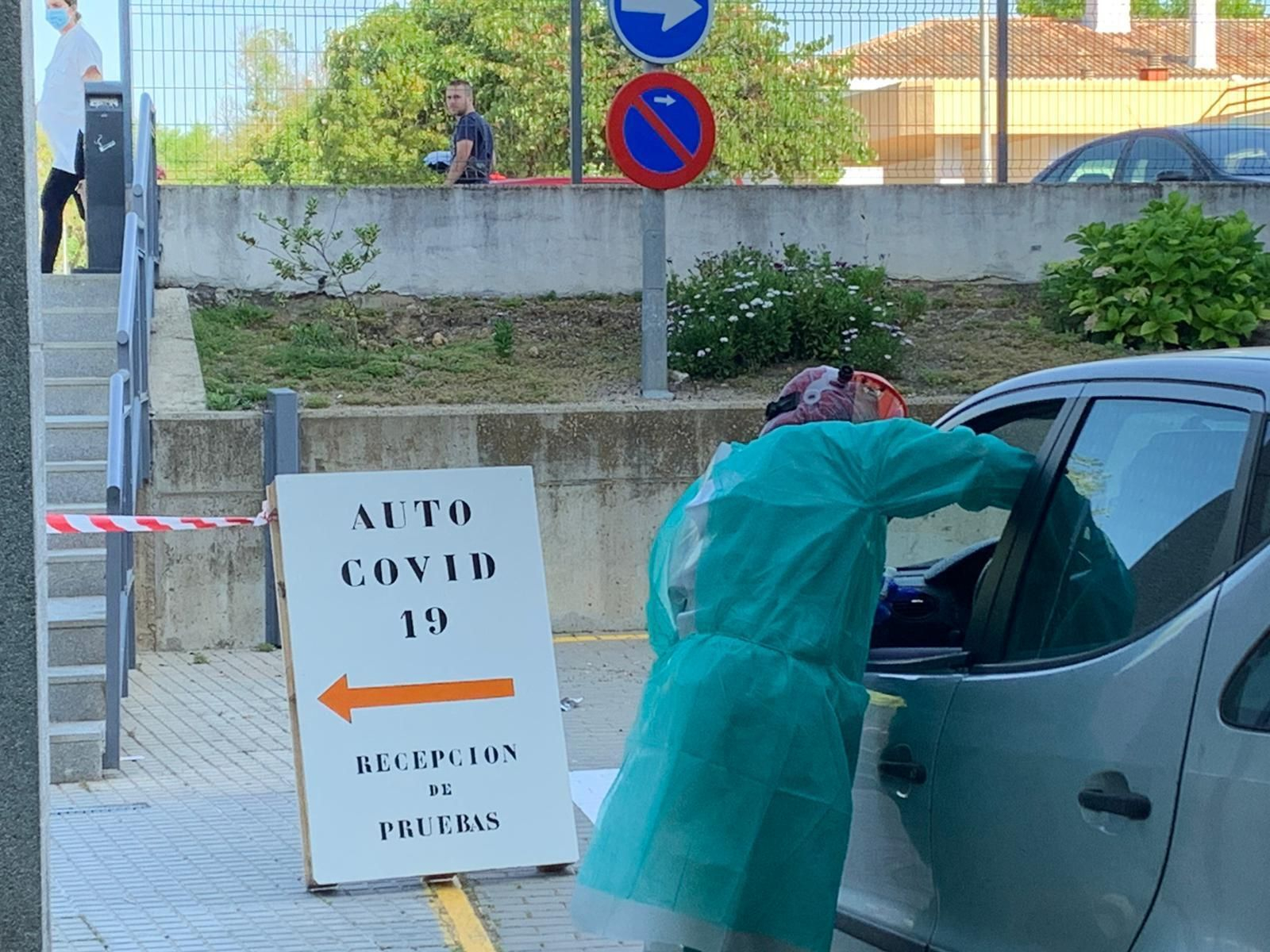 Una profesional toma una muestra en el 'autocovid' del Hospital Valle de los Pedroches.