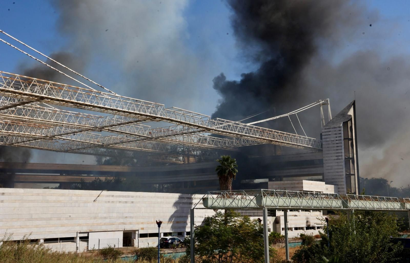 Las imágenes del incendio del auditorio Rocío Jurado