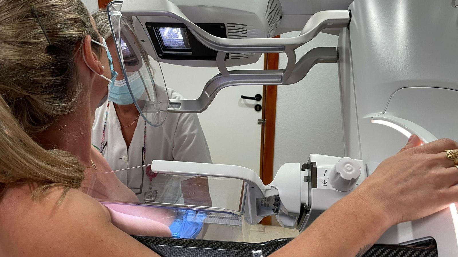 Una  mujer se somete a una mamografía en el Hospital de Osuna.