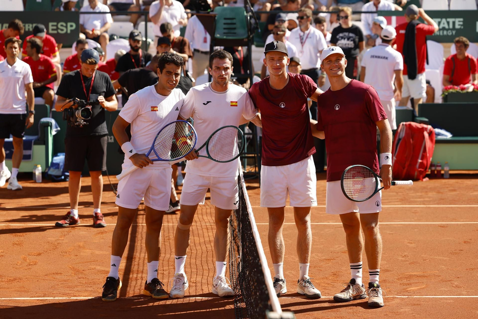 Pedro Martínez y Jaume Munar dan vida a España en la Copa Davis (1-6, 6-3 y 6-2)