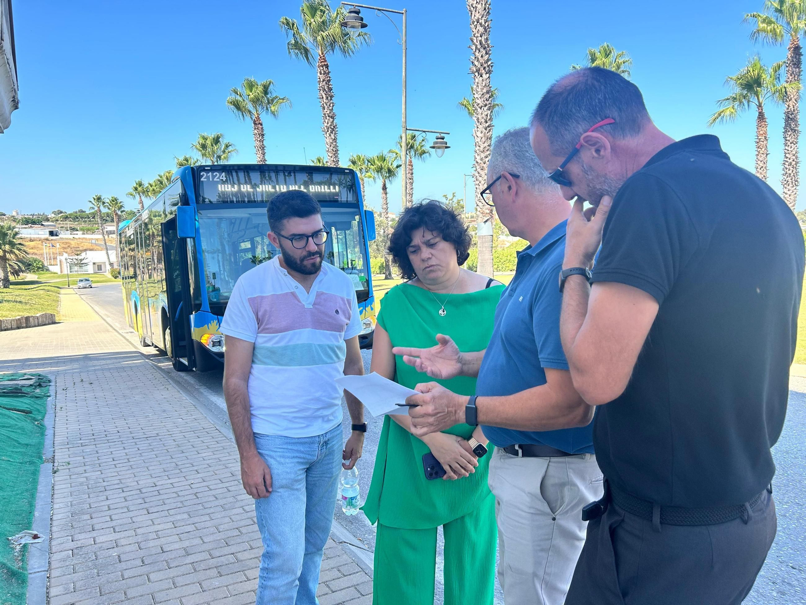 La alcaldesa de Sanlúcar realizó el nuevo trayecto a Martín Miguel.