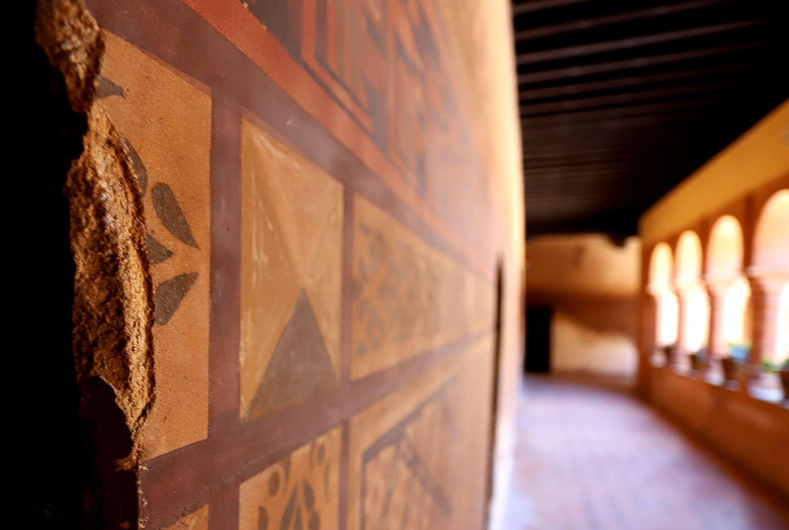 Estado de deterioro en el que se encuentra las pinturas murales del patio mudéjar de La Rábida.