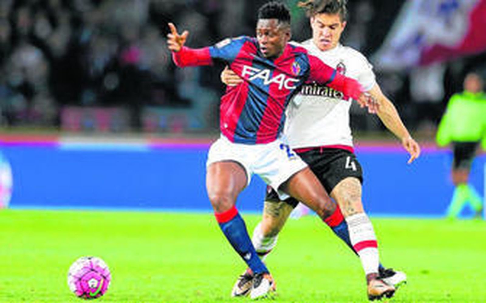 Diawara aguanta con el cuerpo la presión de Mauri en el Bolonia-Milan de la pasada temporada.