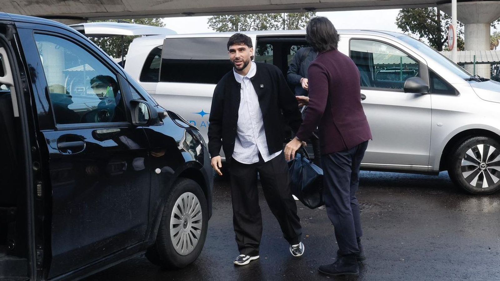 Neal Maupay en su llegada al aeropuerto de San Pablo